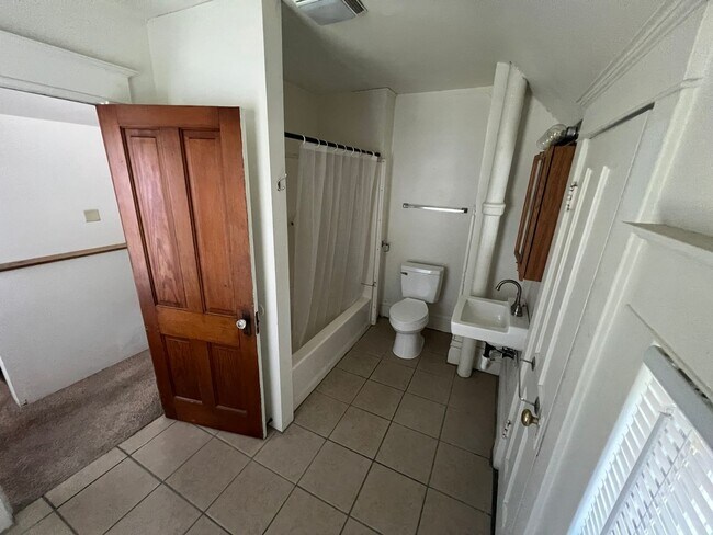 Building Photo - Large 4 bedroom house east of campus for A...