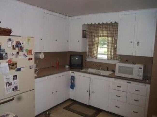 Building Photo - SPACIOUS 4 BEDROOM HOME READY TO WELCOME YOU
