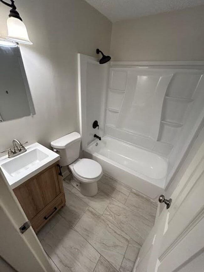 Building Photo - Renovated 2bed 2bath in Middle River