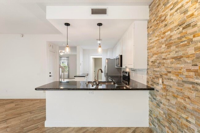 Building Photo - 180 Freeport Dr