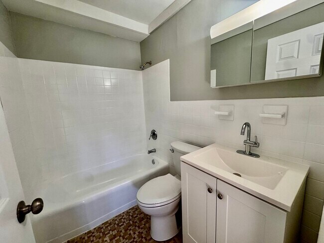 Building Photo - 837 River St