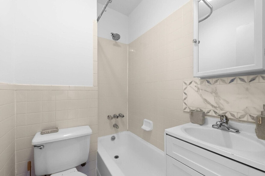 Building Photo - 402 E 11th St