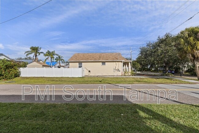 Building Photo - 7515 S Westshore Blvd