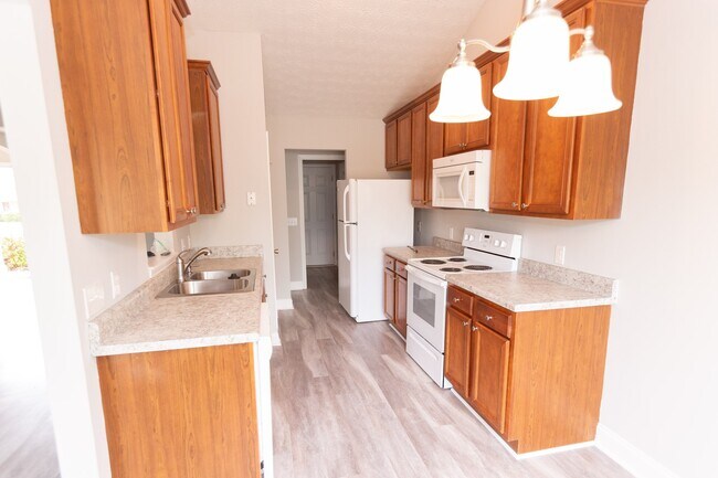 Building Photo - Beautiful 3 bedroom, 2 bath single family home