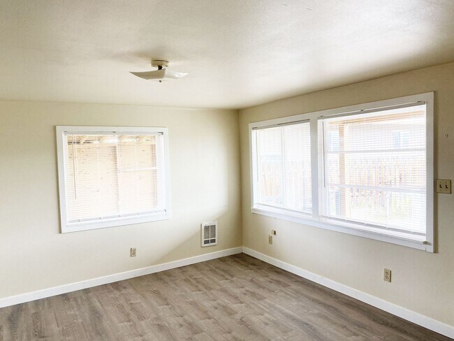 Building Photo - 2440 Chatham Hill Dr