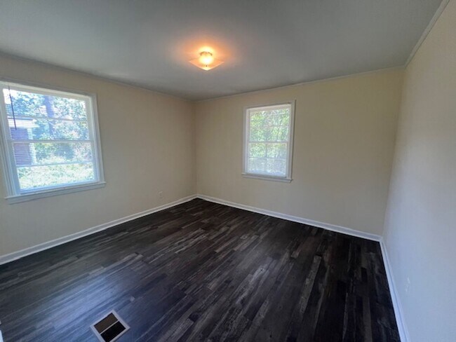 Building Photo - 2 Bedroom House - Walk to VSU!