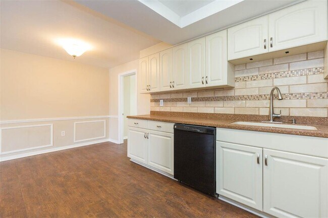 Building Photo - 4204 Newbury Dr