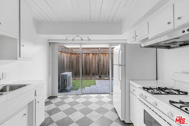 Building Photo - 4040 Grand View Blvd