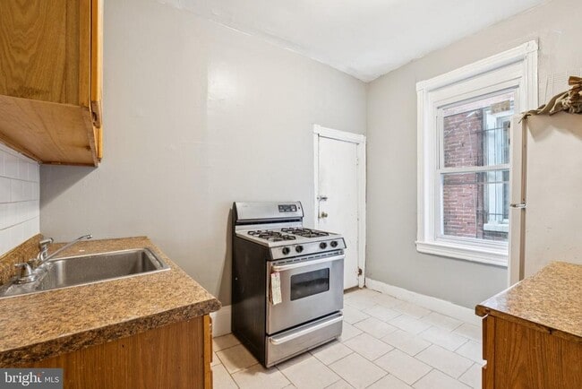 Building Photo - 518 N Wanamaker St