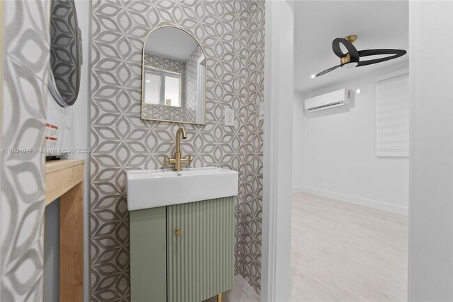 Building Photo - 129 SW 9th Ave