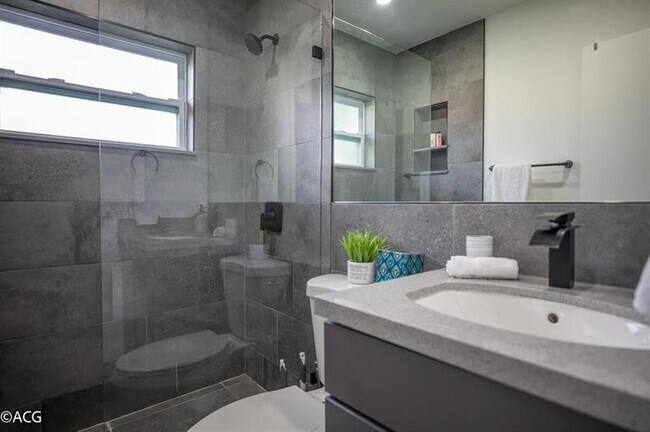 Building Photo - 19 NE 16th St