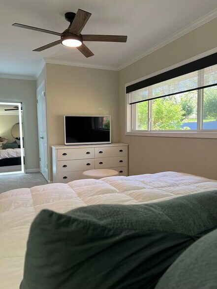 Building Photo - 1007 N Peace Haven Rd