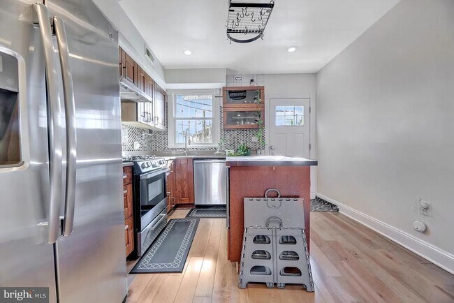 Building Photo - 639 20th St NE