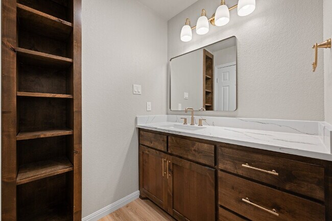 Building Photo - 2 Bed, 2 Bath Duplex