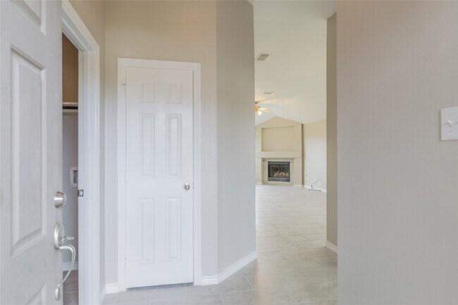 Building Photo - 2209 Highland Crossing Dr