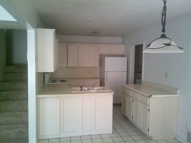 Building Photo - 5402 NW Sir Brian Ave