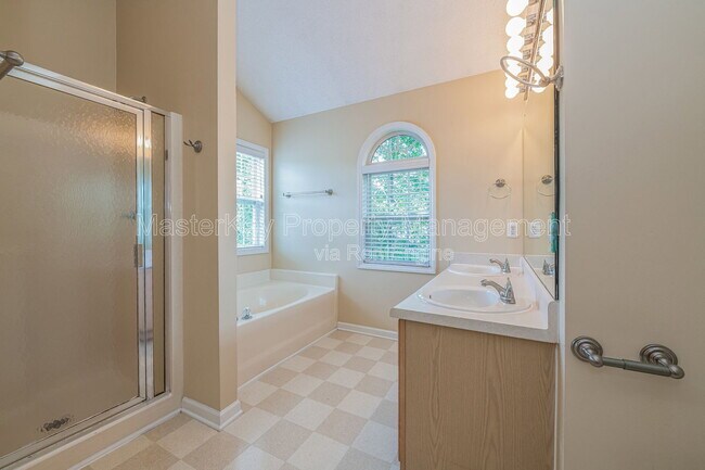 Building Photo - 4001 Winecott Dr
