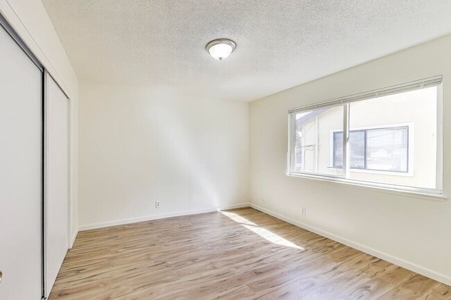 Building Photo - 5677 Hoffman Ct