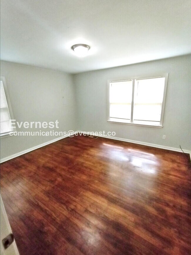 Building Photo - 3 Bed, 1.5 Bath Home with Off-Street Parking / Pet-Friendly / Vouchers Accepted / Coming Soon!