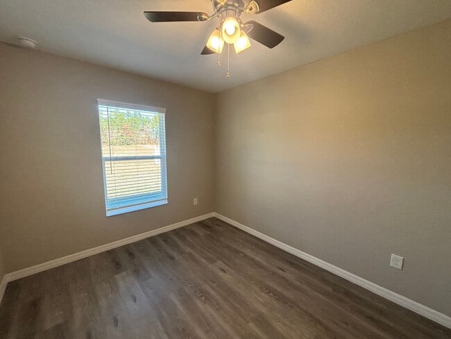 Building Photo - Great 3/2 in ideal location