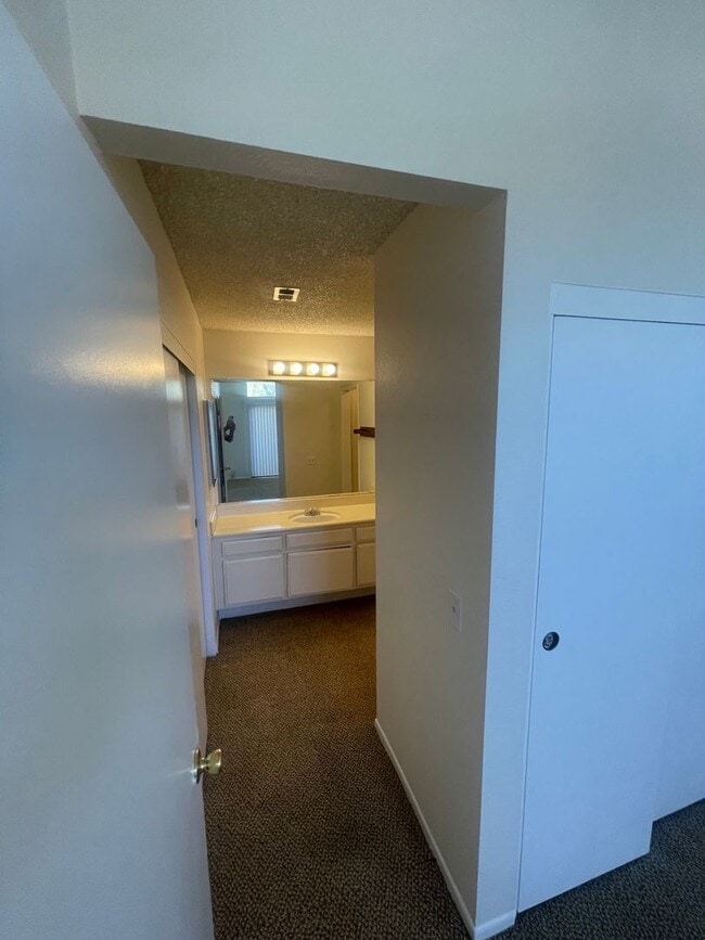 Building Photo - Phillips Ranch 2 Bedroom Condo