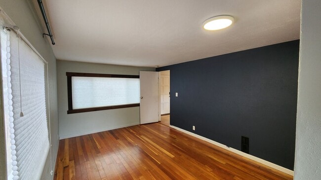 Building Photo - Adorable Duplex Near Washington Park