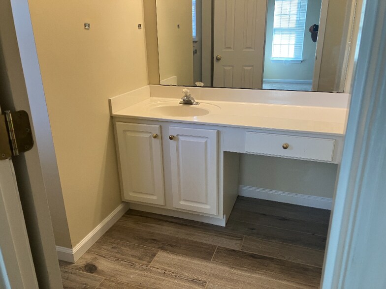 Building Photo - 701 Glenarthur Dr