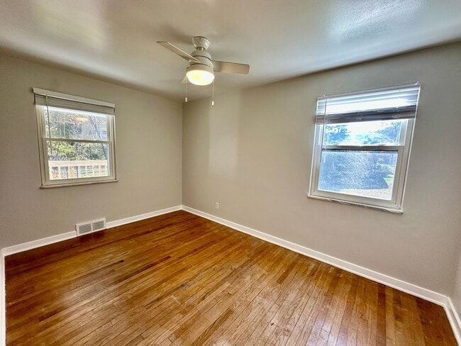 Building Photo - 208 Bridge St