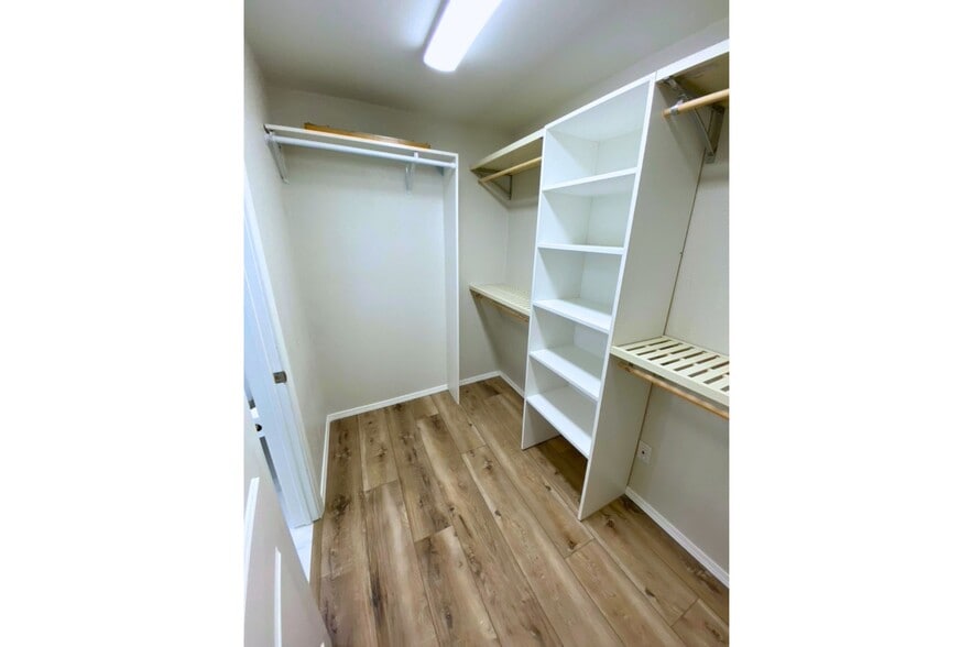 Walk In Primary Closet - 2917 Las Palmas Ln