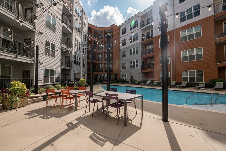 Building Photo - One305 Central