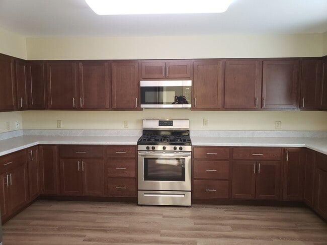 Building Photo - 1323 W Main St