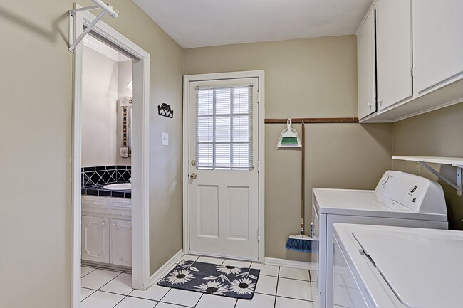 Building Photo - 1070 Curtin St