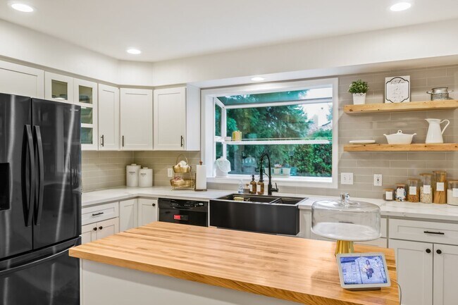 Building Photo - Lovely 3 Bedroom + Bonus Room with Spaciou...