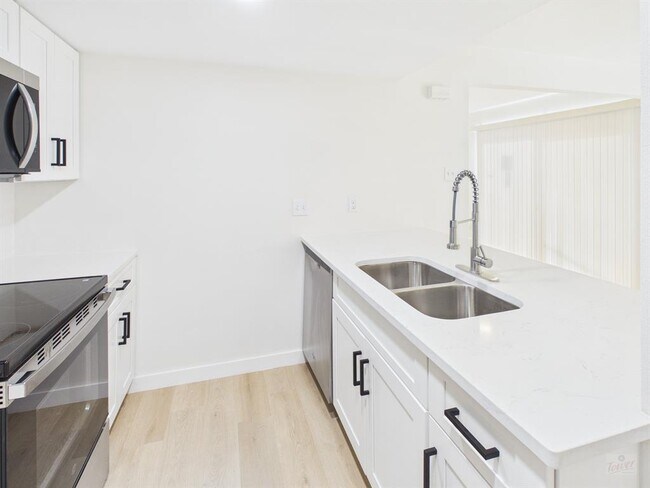 Building Photo - 2124 Burton Dr