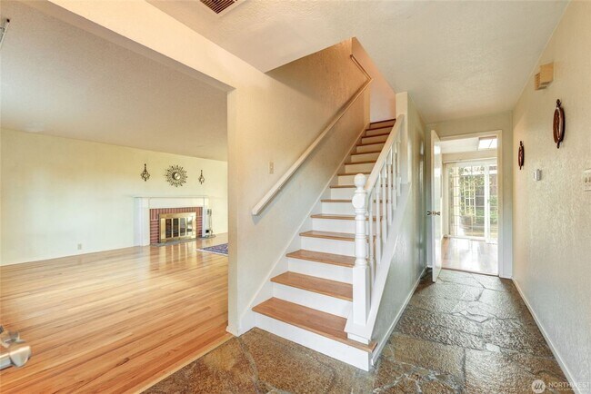 Building Photo - 12201 SE 65th Pl