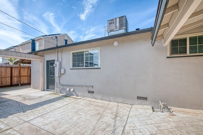 Building Photo - Adorable 3 BR 1 BA Home In A Well Desired Clovis Neighborhood - **SPECIAL-HALF OFF SECOND MONTH R...