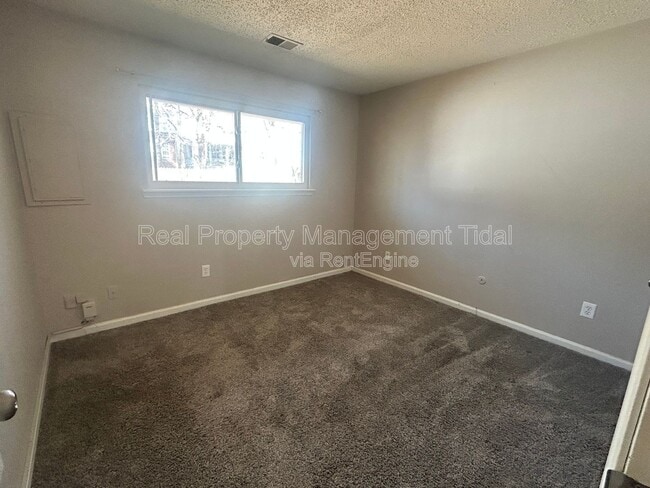 Building Photo - 1083 Tall Oak Dr