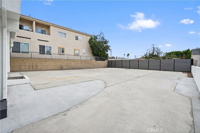 Building Photo - 7010 Lennox Ave