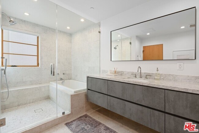 Building Photo - 1035 N Vista St