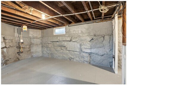 Building Photo - Single-Family House