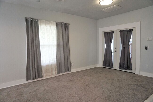 Building Photo - 2 BED 1 BATH DUPLEX MESTA PARK
