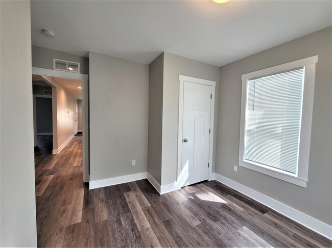 Building Photo - 1140 E Breckenridge St