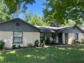 Building Photo - Nice Large One Level/Three Bedroom/Two Bath Home/Split Plan/Oversized 2 Car Side Entry Garage on ...