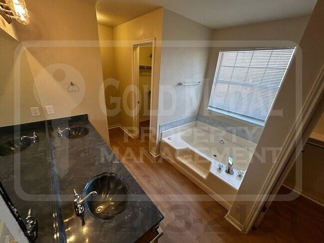 Building Photo - 1805 Diana Ln