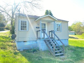 Building Photo - 801 Oval St