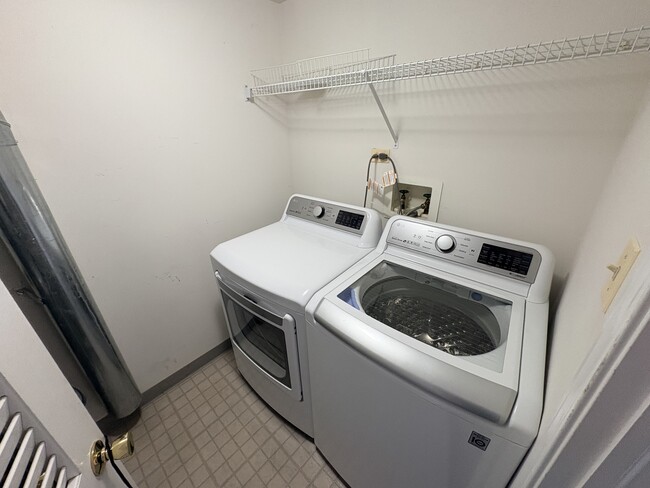 Building Photo - 647 Beaver Ct