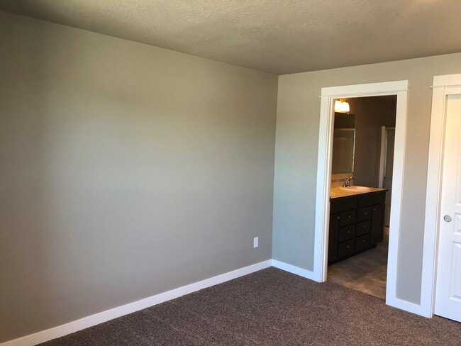 Building Photo - Beautiful newer 4 bedroom house in Coburg!