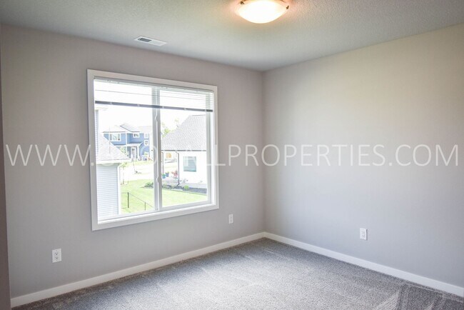 Building Photo - 3 Bedroom, 3 Bath Newer Build Home In Norwalk