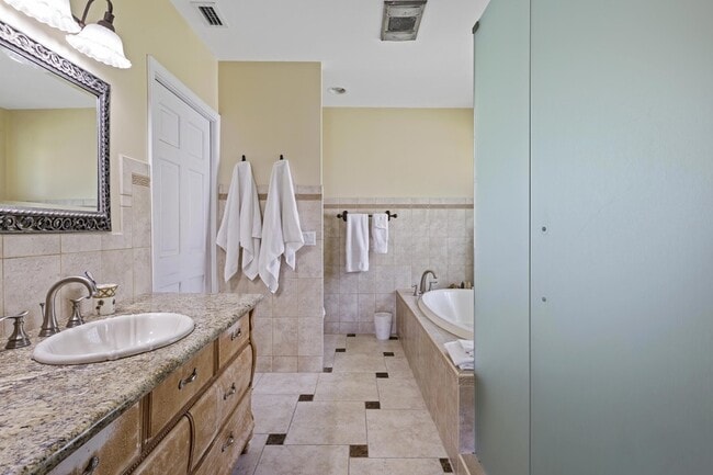 Building Photo - 1925 Coral Gardens Dr