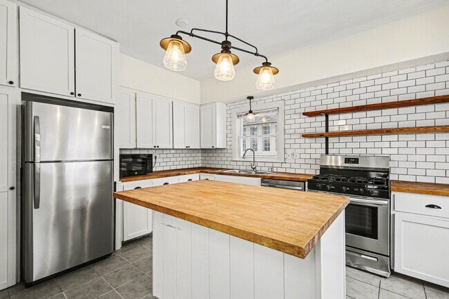 Building Photo - 1412 Sherman St SE